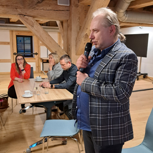 Uczestnicy dyskutujący podczas spotkania fokusowego dot. zarządzania zasobami ludzkimi.