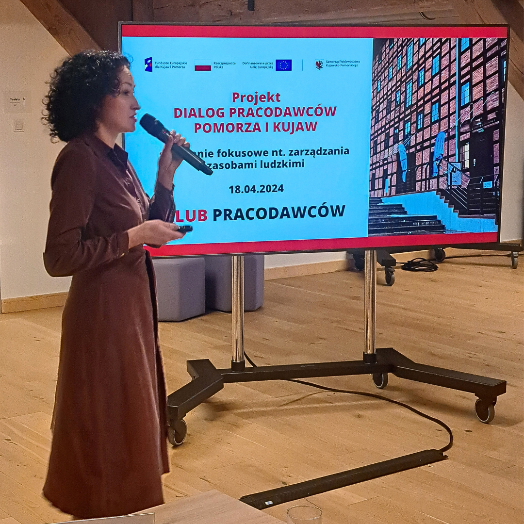 Uczestnicy dyskutujący podczas spotkania fokusowego dot. zarządzania zasobami ludzkimi.