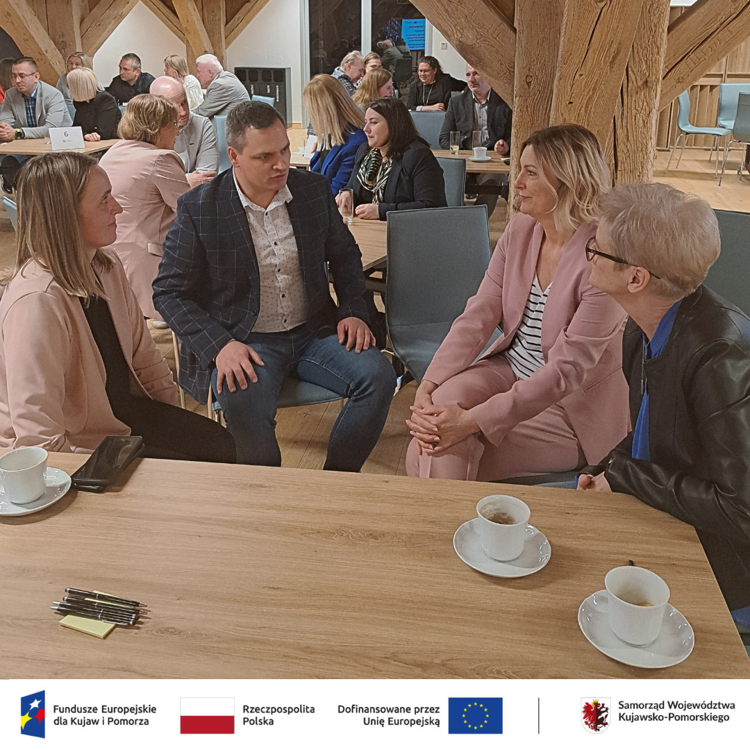 Uczestnicy dyskutujący podczas spotkania fokusowego dot. zarządzania zasobami ludzkimi.