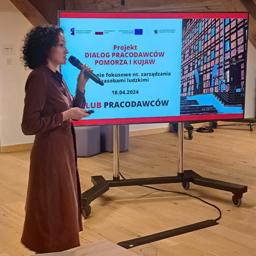 Uczestnicy dyskutujący podczas spotkania fokusowego dot. zarządzania zasobami ludzkimi.